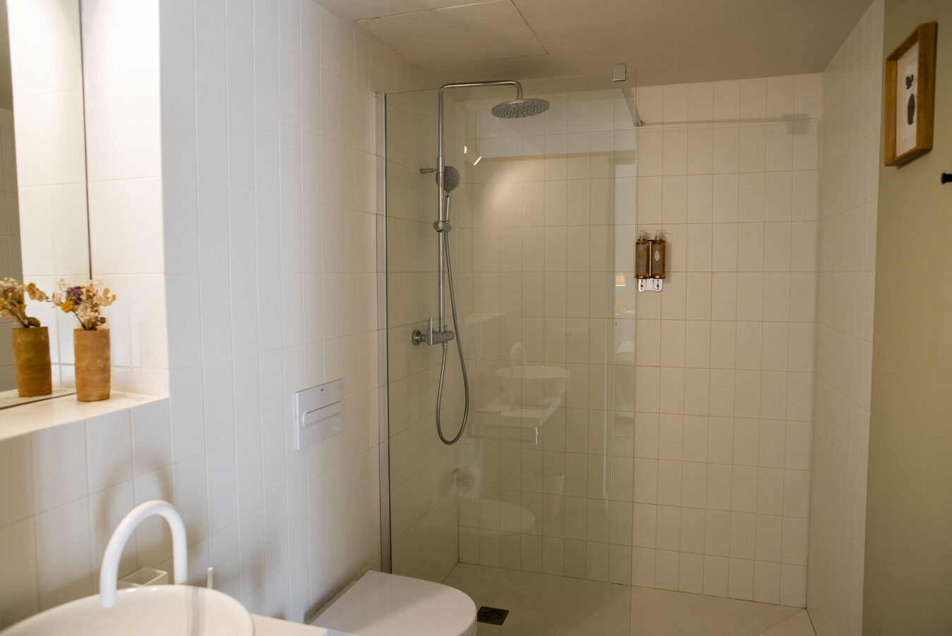 Habitació La Prunera vista des de la porta, amb finestra i penja-robes