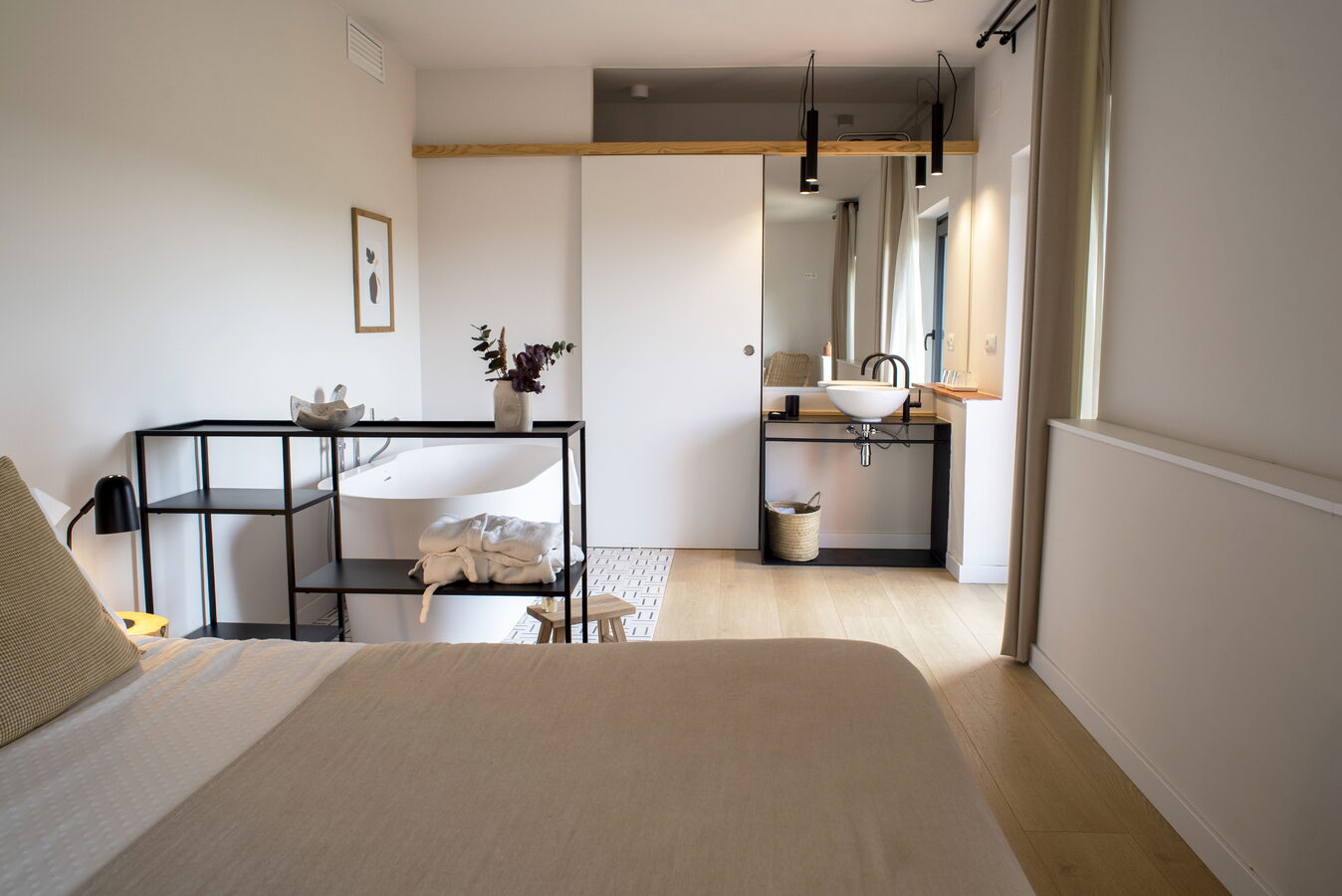 Habitació La Figuera amb banyera exempta, lavabo i prestatgeria de ferro