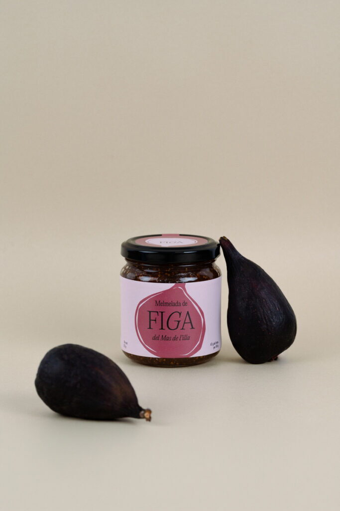 Pot de melmelada de figa acompanyat de dues figues morades fresques