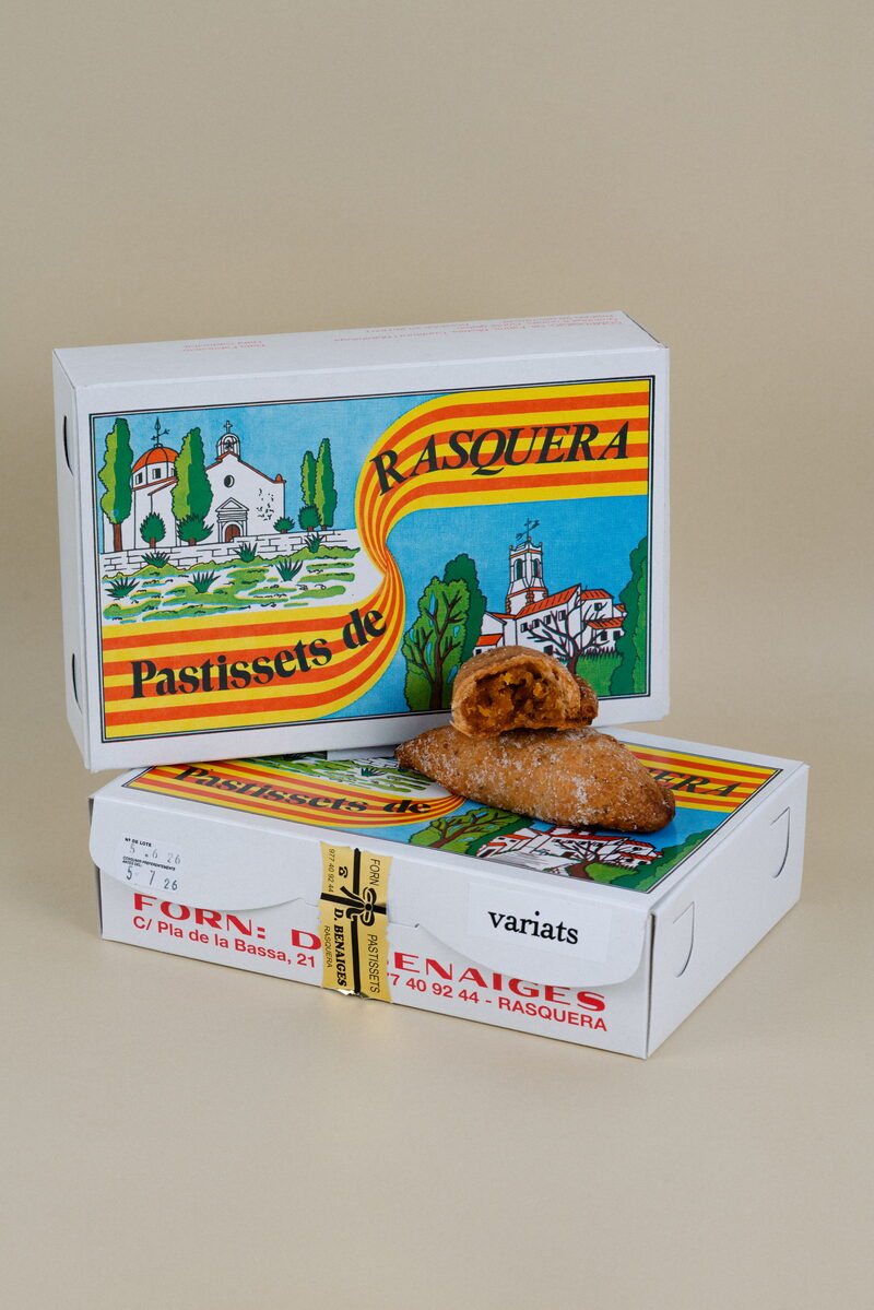 Pastissets de Rasquera en dues capses del Forn Benaiges, un mig obert