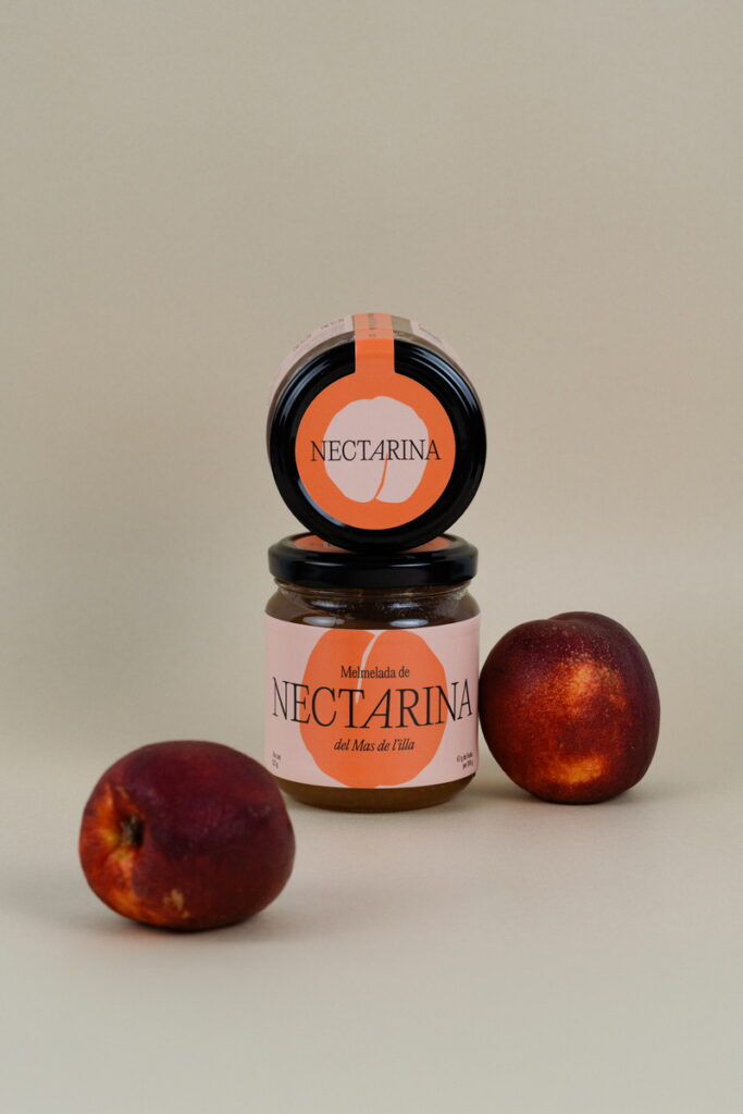 Melmelada de nectarina del Mas de l'Illa amb dues nectarines fresques