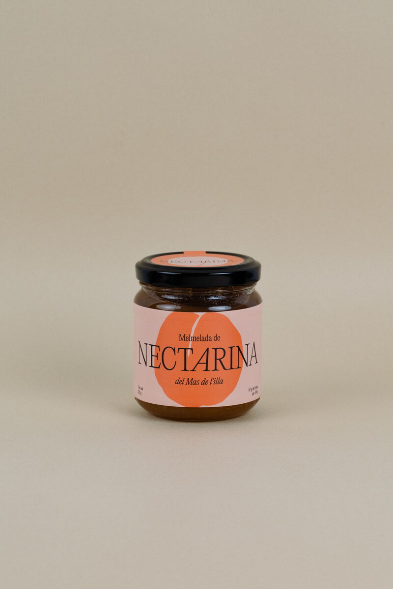 Pot de melmelada de nectarina del Mas de l'Illa sobre fons neutre