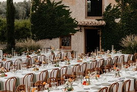 Taules parades per a un banquet a l'exterior davant la masia